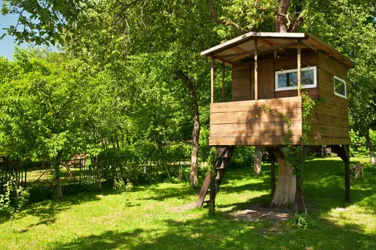mini-holzhaus-haus-holz-single-singlehaus-02 Haus auf einem Baum in einem Abendlichen Garten