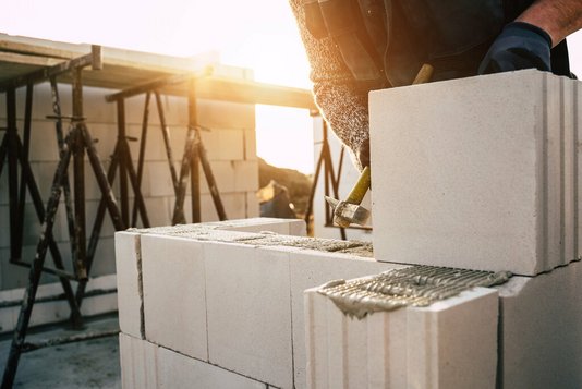 massiv-bauen-baustelle-mauerwerk-wand-06 Maurerarbeiten am Hausbau