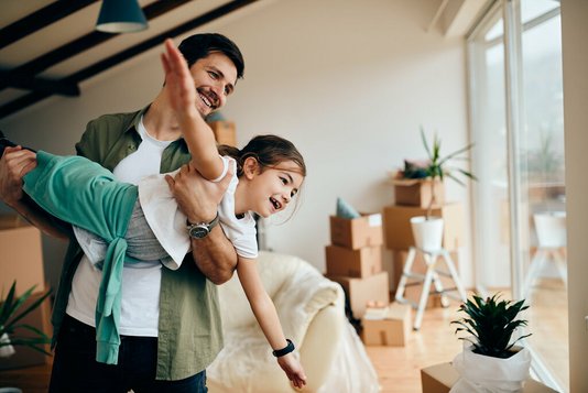 familie-29-umzug-haus-wohnung-kartons-14 Vater spielt mit Tochter