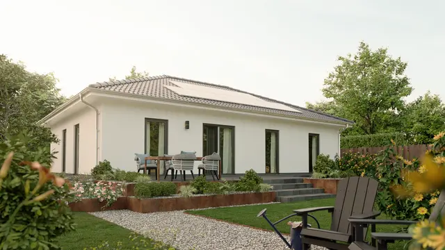 Bungalow 110 mit Blick vom Garten, Walmdach und großzügiger Fensterfront